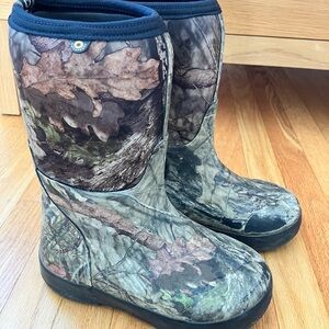 Classic Bogs, youth size 2